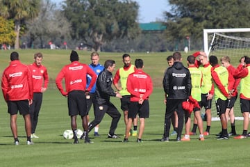 El Bayer Leverkusen entrena en el campo deportivo del Omni Resort. 