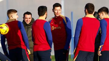 BARCELONA, 20/01/2024.- El delantero polaco del FC Barcelona Robert Lewandowski (c) y el entrenador del FC Barcelona Xavi Hernández (2i), durante el entrenamiento del primer equipo en las instalaciones de Sant Joan Despí, previo al partido de la jornada 21 de LaLiga EA Sports contra el Real Betis. EFE/ Quique García
