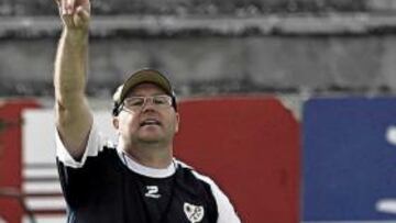 <b>EXIGENTE. </b>Mel da órdenes en la concentración de Segovia.