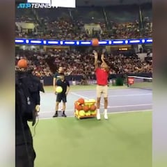 Federer puso en pie a la grada de Shanghai... ¡jugando al baloncesto!