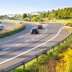 ¿Me tengo que quitar del carril izquierdo si voy a 120 km/h y alguien quiere pasar? Esto dice la DGT en su Reglamento