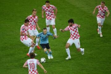 Andrés Iniesta rodeado de jugadores croatas en el partido de fase de grupos.