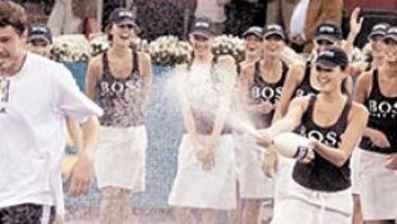 Marat Safin celebra la victoria con las modelos.