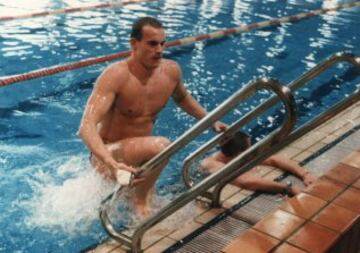 Considerado el mejor nadador español. Campeón europeo, mundial y olímpico, y plusmarquista universal en la prueba de 200 m espalda.