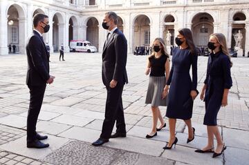 El presidente del Gobierno, Pedro Sánchez, saluda a la Familia Real a la llegada de ésta al hiomenaje