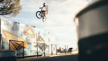 Fabio Wibmer saltando con su bici de MTB en Niza (Francia).