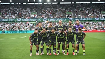 Once del Ceuta en Santander. El cuarto por la izquierda agachado es Efe.