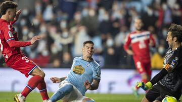 Santi Mina bate a Diego López en el primer tanto del Celta contra el Espanyol.