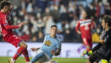 Santi Mina bate a Diego L&oacute;pez en el primer tanto del Celta contra el Espanyol. 