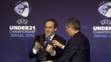 EL SORTEO. Platini, presidente de la UEFA, junto a Villar.