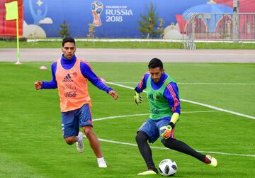 La Selección Colombia realizó su primer entrenamiento abierto al público en el estadio Sviyaga en Rusia, preparando el debut mundialista del 19 de junio ante Japón en Saransk. James y Barrios, los ausentes.