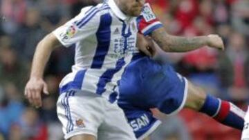 Antonio Sanabria (detrás) salta por el balón con Asier Illarramendi, de la Real Sociedad.