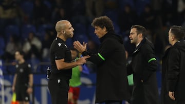 Idiakez, hablando con el colegiado López Parra tras la roja a Davo.