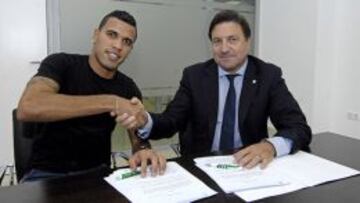 Jonathas en el momento de firmar su nuevo contrato.