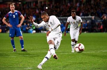 Kylian Mbappé ticks home from the spot to earn France a draw with Iceland