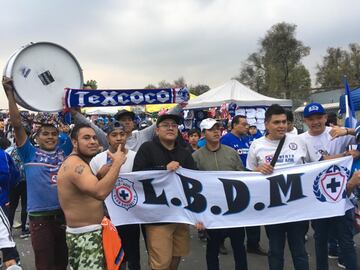 Empieza a llegar gente de todos lados para apoyar al Cruz Azul.