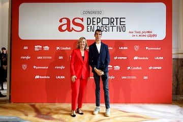 Pilar Alegría Continente, Ministra de Educación, Formación Profesional y Deporte del Gobierno de España posa con Álex Roca, atleta profesional. 