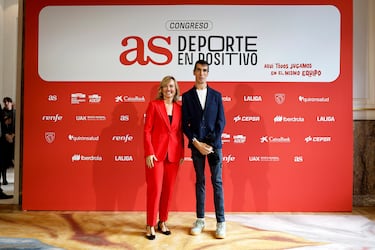 Pilar Alegría Continente, Ministra de Educación, Formación Profesional y Deporte del Gobierno de España posa con Álex Roca, atleta profesional. 