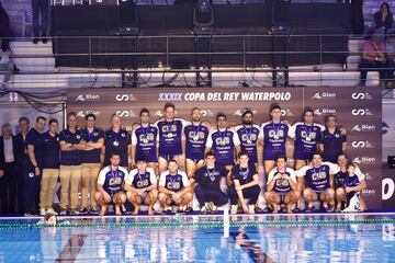 La plantilla del CN Sabadell posa con sus medallas de plata.