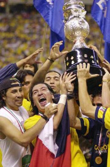 Ivan Zamorano levanta el noveno título del Club América