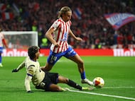 Soccer Football - Copa del Rey - Semi Final - First Leg - Atletico Madrid v FC Barcelona - Riyadh Air Metropolitano, Madrid, Spain - February 12, 2026 Atletico Madrid's Marcos Llorente in action with FC Barcelona's Lamine Yamal REUTERS/Albert Gea