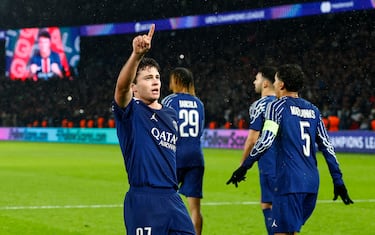 

La enésima perla a la que el Benfica le saca una jugosa plusvalía. Su valor de mercado para Transfermarkt ha pasado de 2,5 millones de euros a los 60 que tiene desde octubre de 2024. Esta fue la cantidad que pagó el PSG para juntar a uno de los mirlos de Mendes en la medular con Zaïre-Emery. La brillante temporada que hizo en el club de las águilas encandiló en París. Supera los mil minutos a mitad de curso y vive el mejor momento sobre el césped con siete asistencias en 16 partidos. Su polivalencia y descaro le permiten jugar desde las posiciones de pivote, centrocampista ofensivo, mediapunta e incluso de carrilero izquierdo. Uno de esos 'locos bajitos' siempre presente en el inicio de la jugada amarrando la pelota a su pie sin soltarla hasta que no lo ve claro.