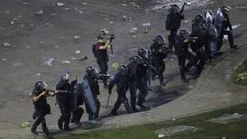La Policía tuvo que emplearse a fondo para sofocar los disturbios que se produjeron en la celebración de la Copa Libertadores conquistada por River Plate.