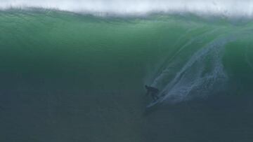 El surfista sudafricano Grant 'Twiggy' Baker metiéndose en un tubo en Nazaré (Portugal) en una de las sesiones de surf de olas grandes más bestias que se recuerdan, el 18 de noviembre del 2021.