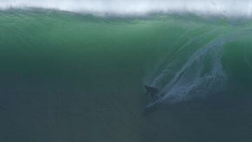 El surfista sudafricano Grant &#039;Twiggy&#039; Baker meti&eacute;ndose en un tubo en Nazar&eacute; (Portugal) en una de las sesiones de surf de olas grandes m&aacute;s bestias que se recuerdan, el 18 de noviembre del 2021. 