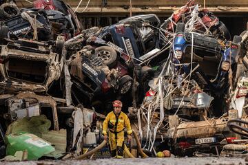 Un miembro del cuerpo de bomberos realizando trabajos de búsqueda con los automóviles y los escombros bloqueando un túnel en el límite de los municipios de Benetúser y Alfafar después de las trágicas inundaciones producidas en Valencia por la DANA el 29 de octubre, que dejó 231 fallecidos y aún hoy, tres personas desaparecidas. 