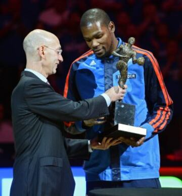 Kevin Durant recibe el MVP de manos del comisionado Adam Silver.