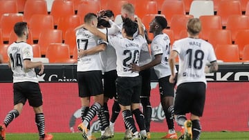 GRAFCVA9434. VALENCIA, 08/11/2020.- Los jugadores del Valencia CF felicitan a su compañero Carlos Soler, tras empatar el encuentro al Real Madrid de penalti, durante el partido correspondiente a la 9º jornada de LaLiga jugado en el campo de Me