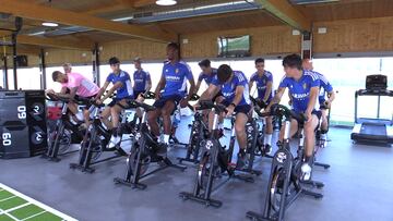 Los jugadores del Zaragoza hacen bicicleta estática en el Marbella Football Center.