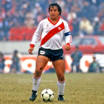 Fue campeón del mundo en 1978 y se hizo ídolo de River Plate como jugador y luego como DT. En 2011 firmó por Colo Colo, pero no pudo responder a las expectativas.