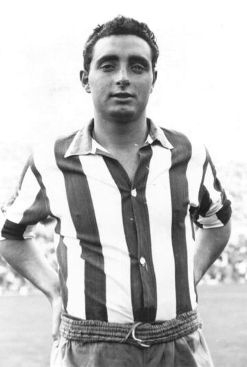 Jugó en el Granada en dos etapas diferentes: cuatro temporadas desde 1952 hasta 1956, y dos temporadas desde 1960 hasta 1962. Vistió la camiseta del Atlético de Madrid durante cuatro temporadas entre 1955 y 1959, y posteriormente la temporada 1960-61. 