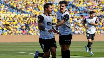 LAS PALMAS DE GRAN CANARIA, 03/05/2025.- El delantero del Valencia Hugo Duro (i) celebra tras marcar ante Las Palmas, durante el partido de LaLiga de fútbol que UD Las Palmas y Valencia CF disputan este sábado en el Estadio de Gran Canaria. EFE/Elvira Urquijo