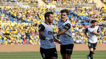 LAS PALMAS DE GRAN CANARIA, 03/05/2025.- El delantero del Valencia Hugo Duro (i) celebra tras marcar ante Las Palmas, durante el partido de LaLiga de f¨²tbol que UD Las Palmas y Valencia CF disputan este s¨¢bado en el Estadio de Gran Canaria. EFE/Elvira Urquijo