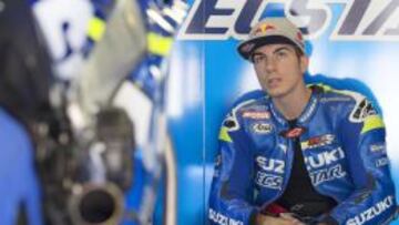 Maverick Viñales en el box de Suzuki.