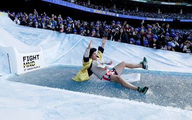 El entrenador australiano de cricket Justin Langer es una de las muchas celebridades que bajaron por el famoso tobogán de agua helada para crear conciencia sobre la enfermedad de la neurona motora. Fue durante el partido de la 13ª ronda de la AFL, entre los Collingwood Magpies y los Melbourne Demons, en el Melbourne Cricket Ground.