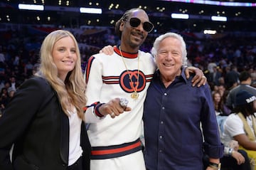 Ricki Noel Lander, Snoop Dogg y Robert Kraft, dueño de los New England Patriots de la NFL.