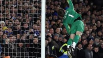 <b>VOLÓ. </b>De Gea recibió tres goles, pero al final salvó así el empate del United.