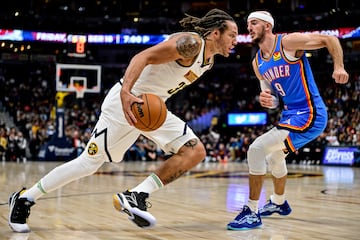 Otro campe¨®n de la NBA, con Lakers en 2020, vio como Chicago Bulls le traspas¨® a Oklahoma City Thunder. Refuerzo muy interesante para unos Thunder que fueron los mejores del Oeste en la fase regular. Un jugador que mejora considerablemente la defensa en el per¨ªmetro del conjunto de Oklahoma.