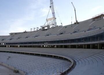 Momento del izado desde el interior del estadio.