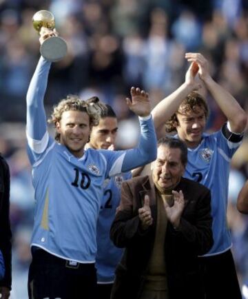 Ghiggia junto a Diego Forlán, Diego Lugano y Martín Cáceres con la Copa América que ganó la selección celeste en 2011