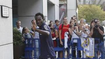 Mou piensa en Essien de '2' y Arbeloa de '3'