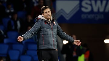 SAN SEBASTIÁN, 13/01/2026.- El entrenador de Osasuna Alessio Lisci durante el encuentro correspondiente a los octavos de final de la Copa del Rey que disputan Real Sociedad y Atlético Osasuna hoy martes en el estadio de Anoeta, en San Sebastián. EFE/ Javier Etxezarreta.