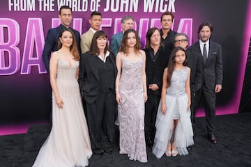 Daniel Bernhardt, David Castaneda, Gabriel Byrne, Len Wiseman, Catalina Sandino Moreno, Anjelica Huston, Ana de Armas, Norman Reedus, Victoria Comte, Ian McShane y Keanu Reeves posan en la alfombra roja del estreno de la película "Ballerina" en Los Ángeles, California.