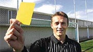 <B>PRÁCTICAS</B>. Laurent Viaud ya practica lo de ser árbitro y muestra mucho estilo a la hora de sacar tarjetas.