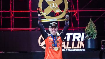 Berta Abellán levanta el trofeo de ganadora del Women's Trophy en Tallin, Estonia.