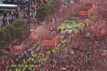 La ciudad de Liverpool volcada con el conjunto Red tras conseguir el vig¨¦simo titulo de liga de su historia.